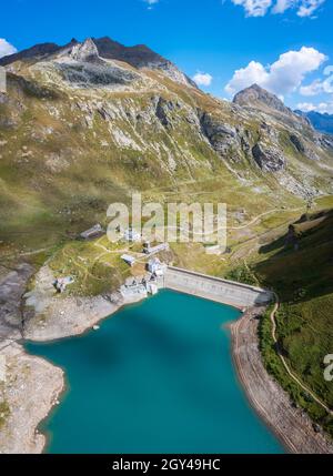 Blick auf den Vannino-See und den Damm mit der Margaroli-Hütte. Formazza, Valle Formazza, Verbano Cusio Ossola, Piemont, Italien. Stockfoto