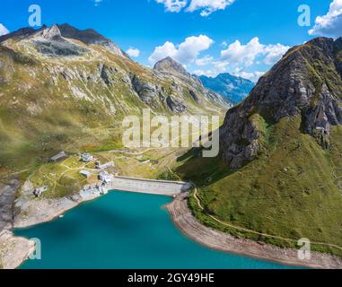 Blick auf den Vannino-See und den Damm mit der Margaroli-Hütte. Formazza, Valle Formazza, Verbano Cusio Ossola, Piemont, Italien. Stockfoto