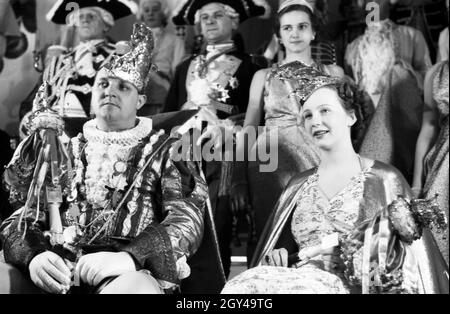 Das Prinzenpaar der Fastnacht in Mainz, Martin Ohaus und Hildegard Kühne im Jahre 1938 zum hundertjährigen Jubiläum des Mainzer Carneval Verein (MCV). Die hoheiten des Karnevals in Mainz 1938, anlässlich des 100. Jahrestages der führenden lokalen Karnevalsverein. Stockfoto