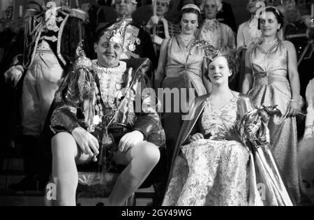 Das Prinzenpaar der Fastnacht in Mainz, Martin Ohaus und Hildegard Kühne im Jahre 1938 zum hundertjährigen Jubiläum des Mainzer Carneval Verein (MCV). Die hoheiten des Karnevals in Mainz 1938, anlässlich des 100. Jahrestages der führenden lokalen Karnevalsverein. Stockfoto