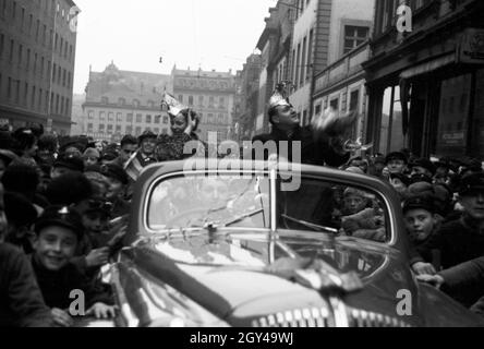 Das Prinzenpaar der Fastnacht in Mainz, Martin Ohaus und Hildegard Kühne im Jahre 1938 bei einer Fahrt durch die Stadt, zum hundertjährigen Jubiläum des Mainzer Carneval Verein (MCV). Die hoheiten des Karnevals in Mainz 1938, anlässlich des 100. Jahrestages der führenden lokalen Karnevalsverein, auf ihrem Weg durch die Stadt. Stockfoto