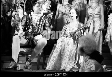 Das Prinzenpaar der Fastnacht in Mainz, Martin Ohaus und Hildegard Kühne im Jahre 1938 zum hundertjährigen Jubiläum des Mainzer Carneval Verein (MCV). Die hoheiten des Karnevals in Mainz 1938, anlässlich des 100. Jahrestages der führenden lokalen Karnevalsverein. Stockfoto