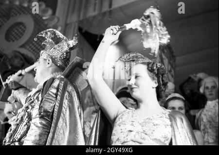 Das Prinzenpaar der Fastnacht in Mainz, Martin Ohaus und Hildegard Kühne im Jahre 1938 zum hundertjährigen Jubiläum des Mainzer Carneval Verein (MCV). Die hoheiten des Karnevals in Mainz 1938, anlässlich des 100. Jahrestages der führenden lokalen Karnevalsverein. Stockfoto