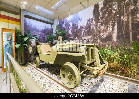 Ein Diorama eines Willys Jeep aus dem Zweiten Weltkrieg, ausgestattet für den Zug- und Schieneneinsatz im pazifischen Dschungel. Im US Army Transportation Museum in Fort Eustis, Virg Stockfoto