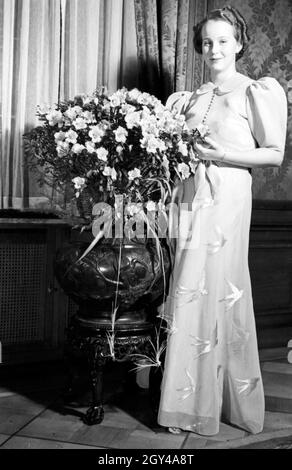 Die Prinzessin der Fastnacht in Mainz, Hildegard Kühne im Jahre 1938 zum hundertjährigen Jubiläum des Mainzer Carneval Verein (MCV). Die Prinzessin von Karneval in Mainz 1938, anlässlich des 100. Jahrestages der führenden lokalen Karnevalsverein. Stockfoto