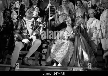 Das Prinzenpaar der Mainzer Fastnacht 1938, Martin Ohaus und Hildegard Kühne, anläßlich des 100. Jubiläums des MCV. Der Prinz und die Prinzessin von Karneval in Mainz, 1938. Stockfoto