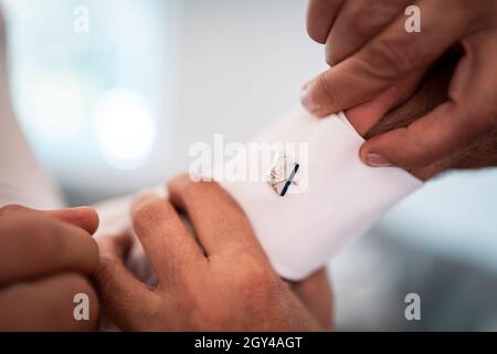 Bräutigam am Hochzeitstag, Nahaufnahme von eleganten männlichen Händen Stockfoto