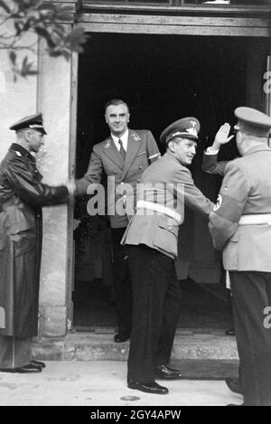 Begrüßung prominenter Gäste bei den Wagner Festspielen in Bayreuth, Deutschland 1930er Jahre. Begrüßung prominenter Gäste bei den Wagner-Festspielen in Bayreuth, Deutschland 1930er Jahre. Stockfoto