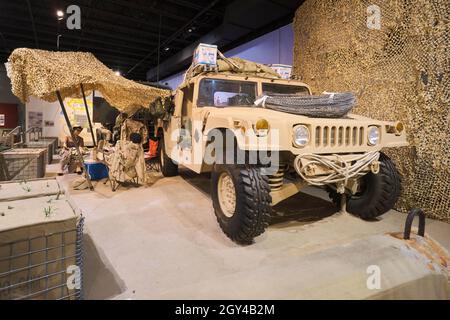 Ein HMMWV, Humvee Fahrzeug, Teil eines Lagers während des Wüstensturms. Im US Army Transportation Museum in Fort Eustis, Virginia. Stockfoto