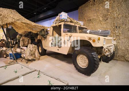 Ein HMMWV, Humvee Fahrzeug, Teil eines Lagers während des Wüstensturms. Im US Army Transportation Museum in Fort Eustis, Virginia. Stockfoto
