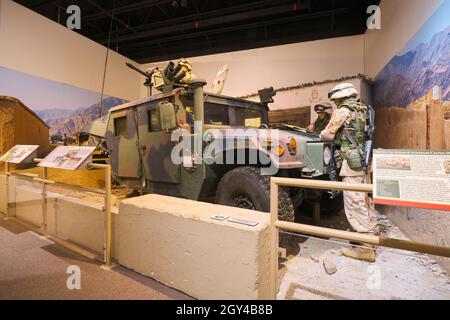Die Crew schaut auf eine Karte auf der Haube eines zerbrochenen HMMWV, Humvee. Im US Army Transportation Museum in Fort Eustis, Virginia. Stockfoto