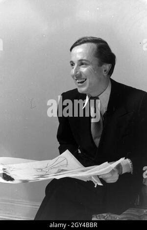 Der Modeschöpfer Heinz Schulze-Bibernell bei der Sichtung Thunfischwadenfänger Entwurfsskizzen, Deutschland Ca. 1939. Die Fashion Designer Heinz Schulze-Bibernell an seinem Design Skizzen suchen, Deutschland Ca. 1939. Stockfoto