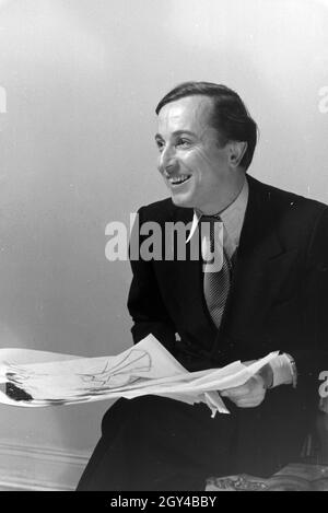 Der Modeschöpfer Heinz Schulze-Bibernell bei der Sichtung Thunfischwadenfänger Entwurfsskizzen, Deutschland Ca. 1939. Die Fashion Designer Heinz Schulze-Bibernell an seinem Design Skizzen suchen, Deutschland Ca. 1939. Stockfoto