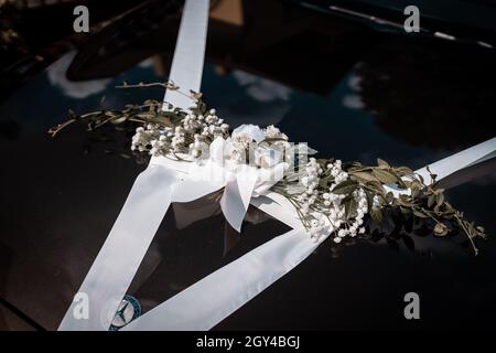 Hochzeitsauto, Braut und Bräutigam Stockfoto