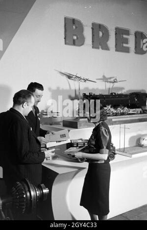 Besucher vor einem Stand mit Modellen des italienischen Maschinenbau-Unternehmens Breda auf der Leipziger Frühjahrsmesse, Deutschland 1941. Besucher vor einem Stand mit Modellen des italienischen Maschinenbaukonzerns Breda auf der Leipziger Frühjahrsmesse 1941. Stockfoto