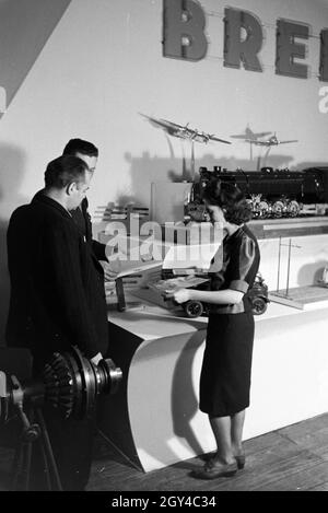 Besucher vor einem Stand mit Modellen des italienischen Maschinenbau-Unternehmens Breda auf der Leipziger Frühjahrsmesse, Deutschland 1941. Besucher vor einem Stand mit Modellen des italienischen Maschinenbaukonzerns Breda auf der Leipziger Frühjahrsmesse 1941. Stockfoto