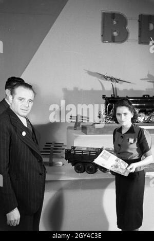 Besucher vor einem Stand mit Modellen des italienischen Maschinenbau-Unternehmens Breda auf der Leipziger Frühjahrsmesse, Deutschland 1941. Besucher vor einem Stand mit Modellen des italienischen Maschinenbaukonzerns Breda auf der Leipziger Frühjahrsmesse 1941. Stockfoto