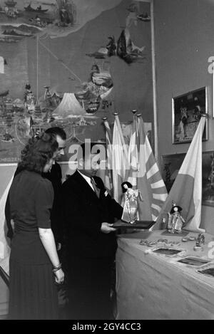 Besucher der Leipziger Frühjahrsmesse vor einem japanischen Messestand; Deutschland 1941. Besucher der Leipziger Frühjahrsmesse vor einem japanischen Stand; Deutschland 1941. Stockfoto