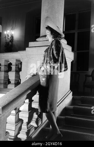 Ein Model bei der Präsentation eines Kostüms, anlässlich der Wiener Modewoche im Haus der Mode ' Palais Lobkowitz', Deutschland 1940er Jahre. Ein Modell präsentiert einen Anzug, anlässlich der Wiener Modewoche im Haus der Mode ' Palais Lobkowitz', Deutschland 1940er Jahre. Stockfoto