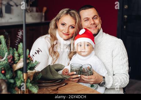Fröhliche Familienumarmungen während des festlichen Abendessens Stockfoto