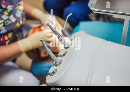 Frau, die Zähne bei Zahnärzten untersucht hat. Zahnärztliche Behandlung in der Zahnmedizin. Termin beim Zahnarzt. Lifestyle, echtes Leben Stockfoto