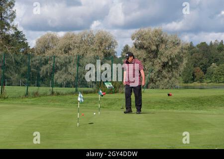 Ein Mann spielt Golf auf dem Hugo Golf Course Hämeenlinna Finnland Stockfoto