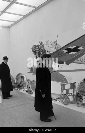 Besucher der Wiener Modewoche, im Haus der Mode 'Palais Lobkowitz', betrachten Ausstellungsstücke der Luftfahrttechnik, Deutschland 1940er Jahre. Die Besucher der Vienna Fashion Week im Haus der Mode 'Palais Lobkowitz' sehen sich Exponate der Luftfahrttechnik an; Deutschland der 1940er Jahre. Stockfoto