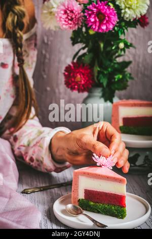 Ein Stück Mousse Spinat Erdbeerkuchen. Konzentrieren Sie sich auf den Teil des Kuchens. Stockfoto