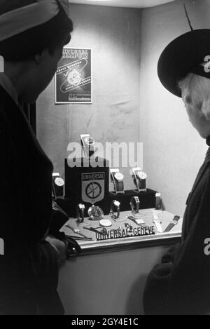 Besucher der Wiener Modewoche, im Haus der Mode 'Palais Lobkowitz', vor einem Schaukasten mi Uhren der Schweizer Firma Universal Genève SA; Deutschland 1940er Jahre. Besucher der Wiener Modewoche, im Haus der Mode 'Palais Lobkowitz', vor einer Vitrine mit Uhren der Schweizer Firma Universal Genève SA; Deutschland 1940er Jahre. Stockfoto