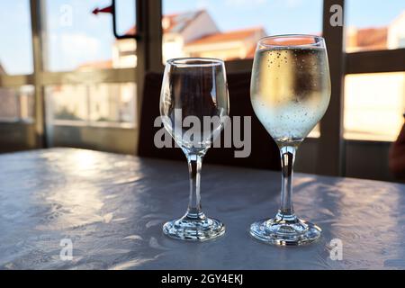 Voller und leerer Glasstand auf dem Tisch. Stockfoto