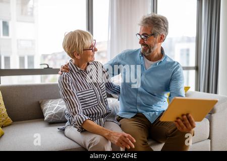 Gerne älteres Paar in Liebe umarmen und Verklebung mit Emotionen zu Hause Stockfoto