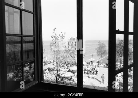 Blick aus einem Fenster auf eine Café Terrasse am Chiemsee, Deutschland 1930er Jahre. Blick aus einem Fenster auf eine Café-Terrasse am Chiemsee, Deutschland 1930er Jahre. Stockfoto