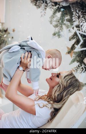 Mutter hält Baby im Hase Kostüm. Stockfoto