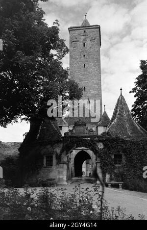 Das Burgtor, mit dem großem Torturm in Rothenburg o.d. Tauber, Deutschland 1930er Jahre. Das Burgtor mit dem großen Turm in Rothenburg o.d. Tauber, Deutschland 1930. Stockfoto