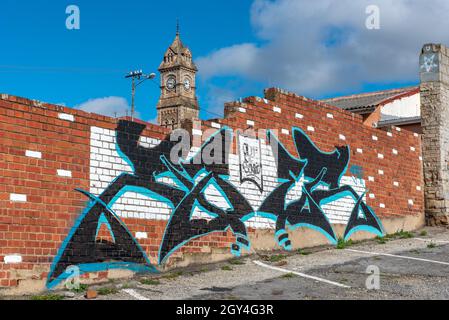 Das Rathaus in Grahamstown/Makhanda wird von einer mit Graffiti bedeckten Wand aus gesehen, 06. Oktober 2021. Stockfoto
