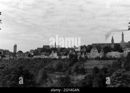 Aussicht von der Burg in das Tal und die Stadt Rothenburg o.d. Tauber, Deutschland 1930er Jahre. Blick von der Burg auf das Tal und die Stadt Rothenburg o.d. Tauber, Deutschland 1930. Stockfoto