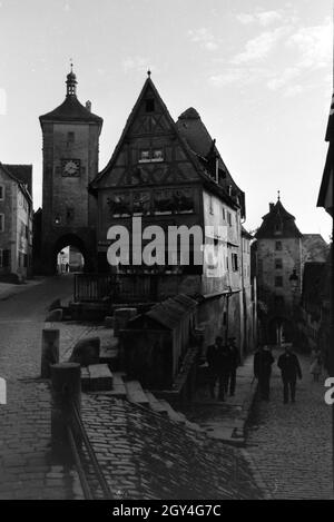 Geschäftiges Treiben auf dem Plönlein mit dem Sieberstor Koboleller Tor links und rechts, Rothenburg o.d. Tauber, Deutschland 1930er Jahre. Ein reges Treiben auf dem kleinen Platz mit dem siebers Tor auf der linken Seite und die kobolzeller Tor auf der rechten Seite, Rothenburg o.d. Tauber, Deutschland 1930. Stockfoto