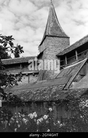 Ein Teil der von blühenden Blumen umgebenen mittelalterlichen Stadtmauer in Rothenburg o.d. Tauber, Deutschland 1930er Jahre. Ein Teil der mittelalterlichen Stadtmauer in Rothenburg o.d. Tauber, umgeben von blühenden Blumen, Deutschland 1930. Stockfoto