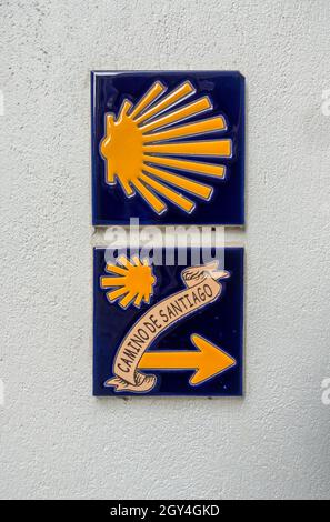 Fliesen an der Wand Signing Way of St James, Richtung Camino de Santiago, Christian Wallfahrt Route, Galicien, Spanien. Stockfoto