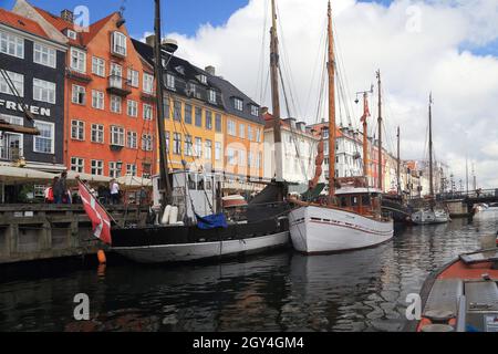 KOPENHAGEN, DÄNEMARK - 29. JUNI 2016: Alte Schiffe befinden sich entlang des Hafens von Nyhavn, um die Farbenpracht dieses Schaustellens zu ergänzen. Stockfoto