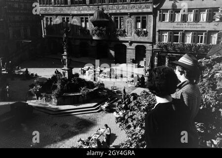 Der Gemüsemarkt vor dem Rathaus mit er astronomischen Uhr am Marktplatz von Tübingen, Deutschland 1930er Jahre. Der Gemüsemarkt vor dem Rathaus mit der astronomischen Uhr auf dem Marktplatz in Tübingen, Deutschland 1930er Jahre. Stockfoto