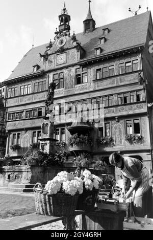Der Gemüsemarkt vor dem Rathaus mit er astronomischen Uhr am Marktplatz von Tübingen, Deutschland 1930er Jahre. Der Gemüsemarkt vor dem Rathaus mit der astronomischen Uhr auf dem Marktplatz in Tübingen, Deutschland 1930er Jahre. Stockfoto