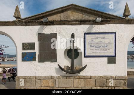 Baiona Hafen, Informationen über die nachgebaute Karavelle 'La Pinta' von Christoph Kolumbus, am Eingang zum Hafen, Galizien, Spanien. Stockfoto