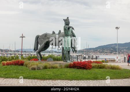 Statue von Alfonso IX, Gründer von Baiona, neben dem Hafen, Galizien, Spanien. Stockfoto