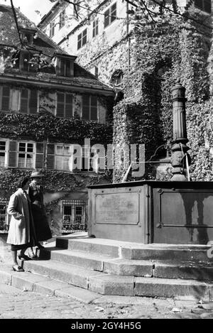 Der Wasserbrunnen mit Inschrift auf dem Innenhof des Evangelischen Stifts, Tübingen, Deutschland 1930er Jahre. Das Wasser gut mit Inschrift auf der Terrasse der Evangelischen Kirche Stiftung, Tübingen 1930. Stockfoto