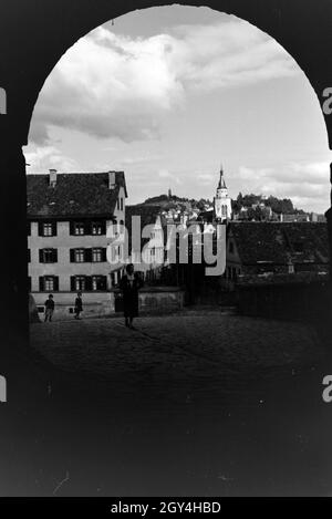 Der Blick auf die Altstadt Tübingens durch das Untere Schlosstor des Hohentübinger strapaziert, Tübingen, Deutschland 1930er Jahre. Der Blick auf die Altstadt von Tübingen in der unteren Burg Tor der Hohentübinger schloss, Tübingen 1930. Stockfoto