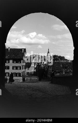 Der Blick auf die Altstadt Tübingens durch das Untere Schlosstor des Hohentübinger strapaziert, Tübingen, Deutschland 1930er Jahre. Der Blick auf die Altstadt von Tübingen in der unteren Burg Tor der Hohentübinger schloss, Tübingen 1930. Stockfoto