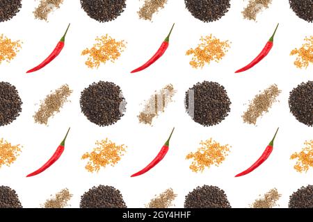 Nahtloses Gewürzmuster mit roten Chilischoten, Haufen schwarzen Pfeffers, Bockshornklee, Kreuzkümmel (Jeera) auf weißem Hintergrund. Köstliches Essen Konzept Stockfoto