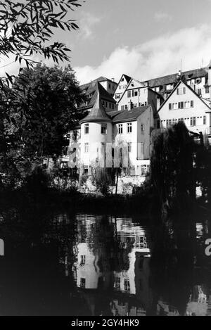 Sterben Hausfassden entlang der Neckafront mit dem Hölderlinturm Tübingen, Deutschland 1930er Jahre. Die Fassaden von Fachwerkhäusern am Neckar mit Hölderlinturm Tübingen, Deutschland 1930. Stockfoto