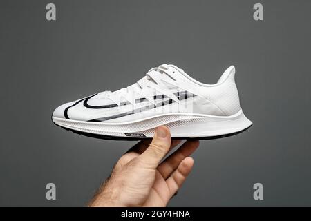 Pov männliche Hand mit neuen luxuriösen Laufschuhen Nike Zoom React in der Hand des Mannes Stockfoto